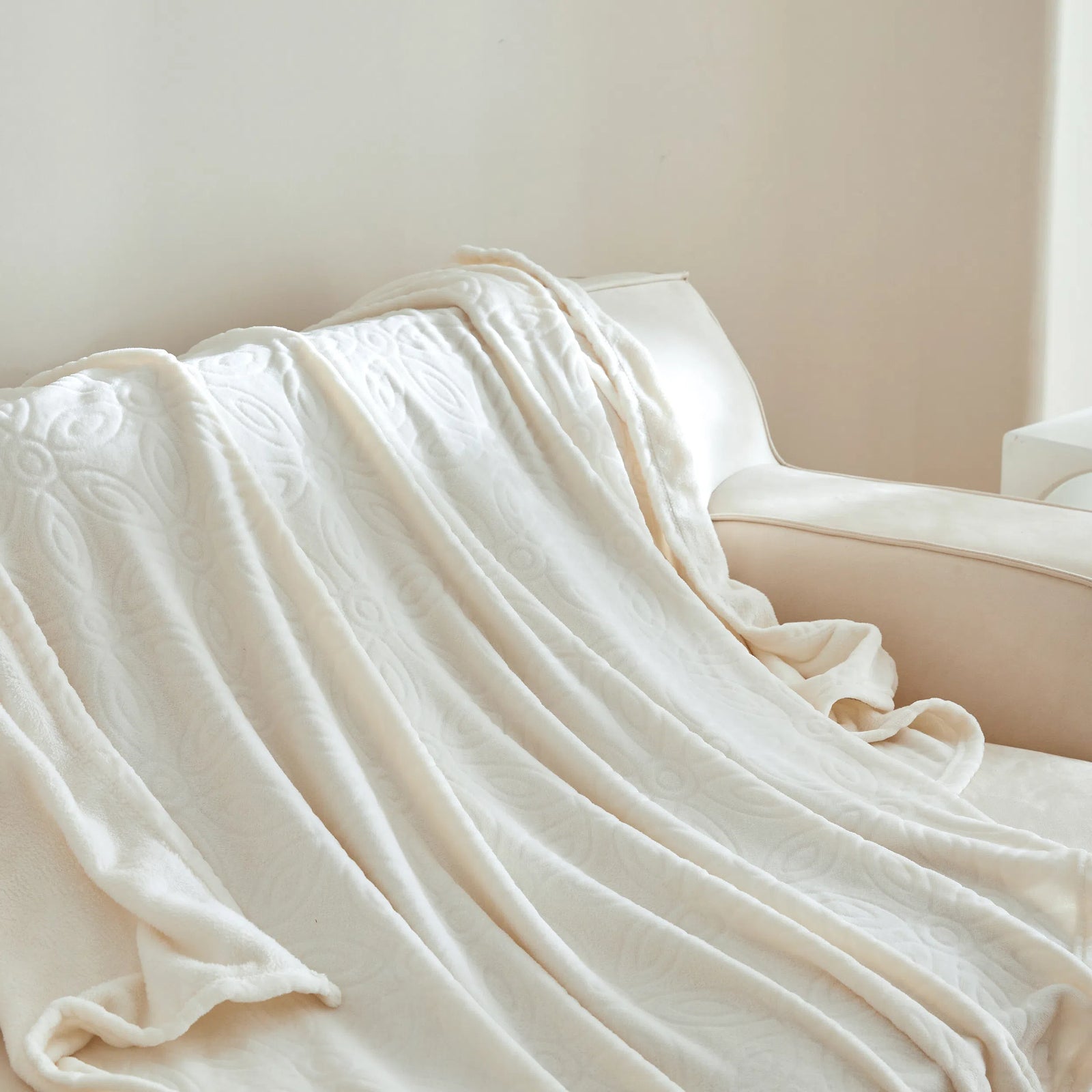 #pattern_six-leaf flower,#color_cream,#size_50"x60"