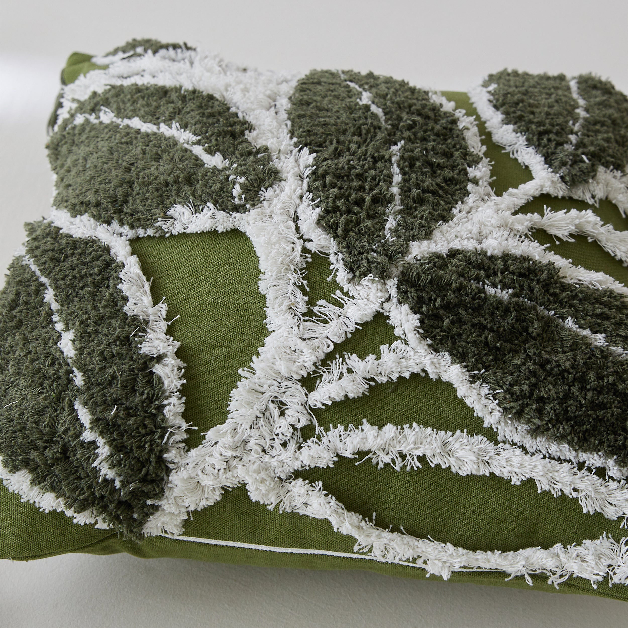 #color_tufted green leaf