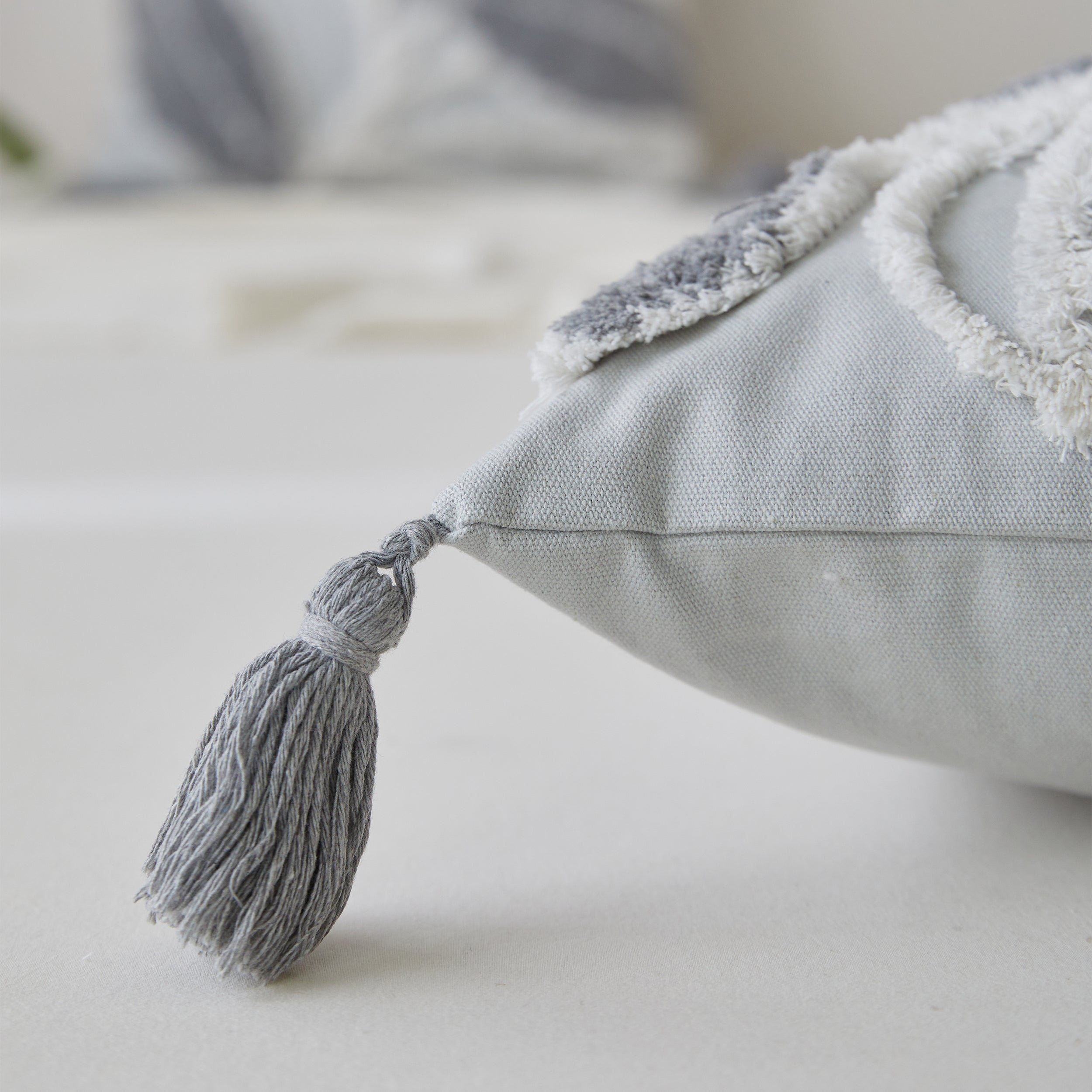 #color_tufted grey leaf