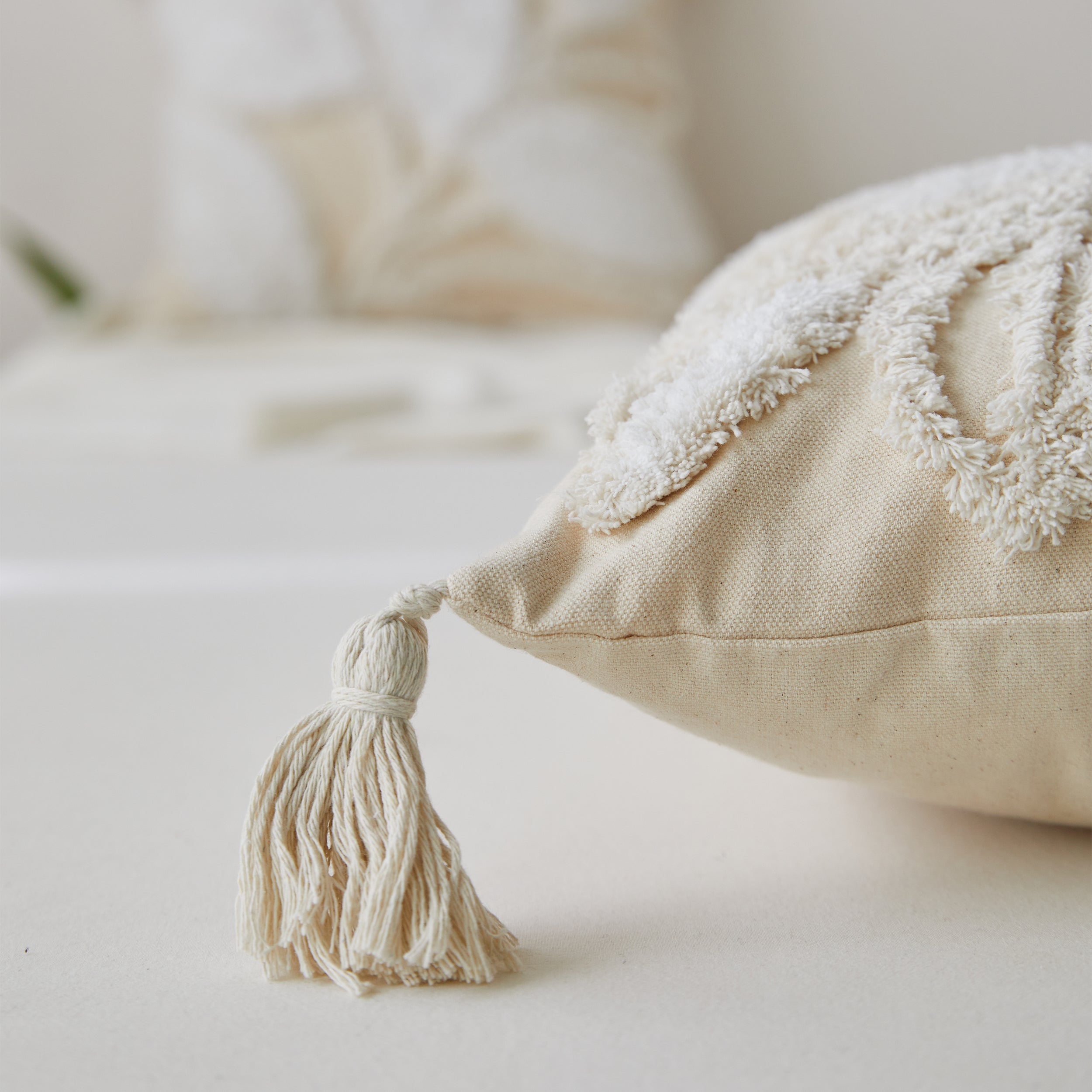 #color_tufted white leaf