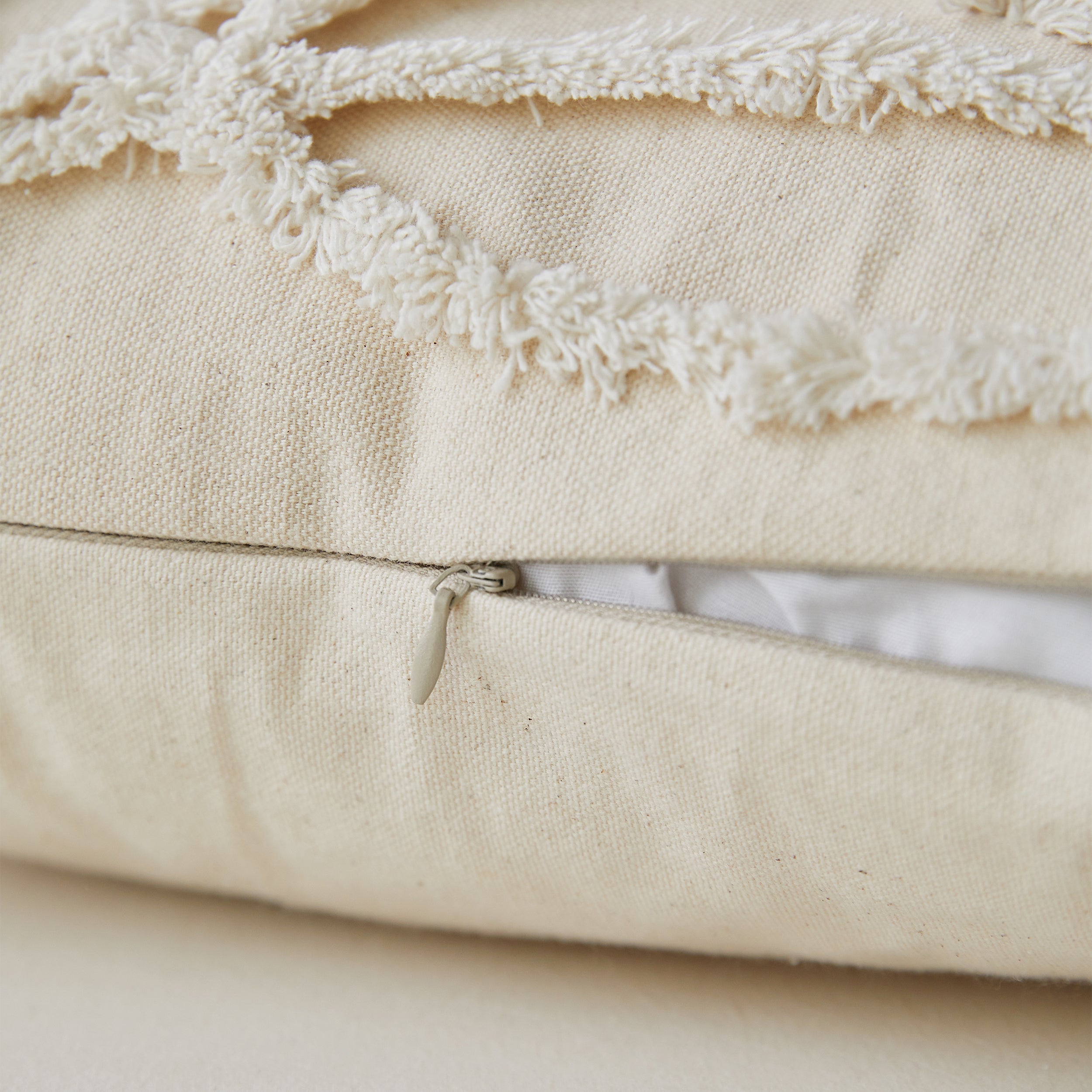 #color_tufted white leaf