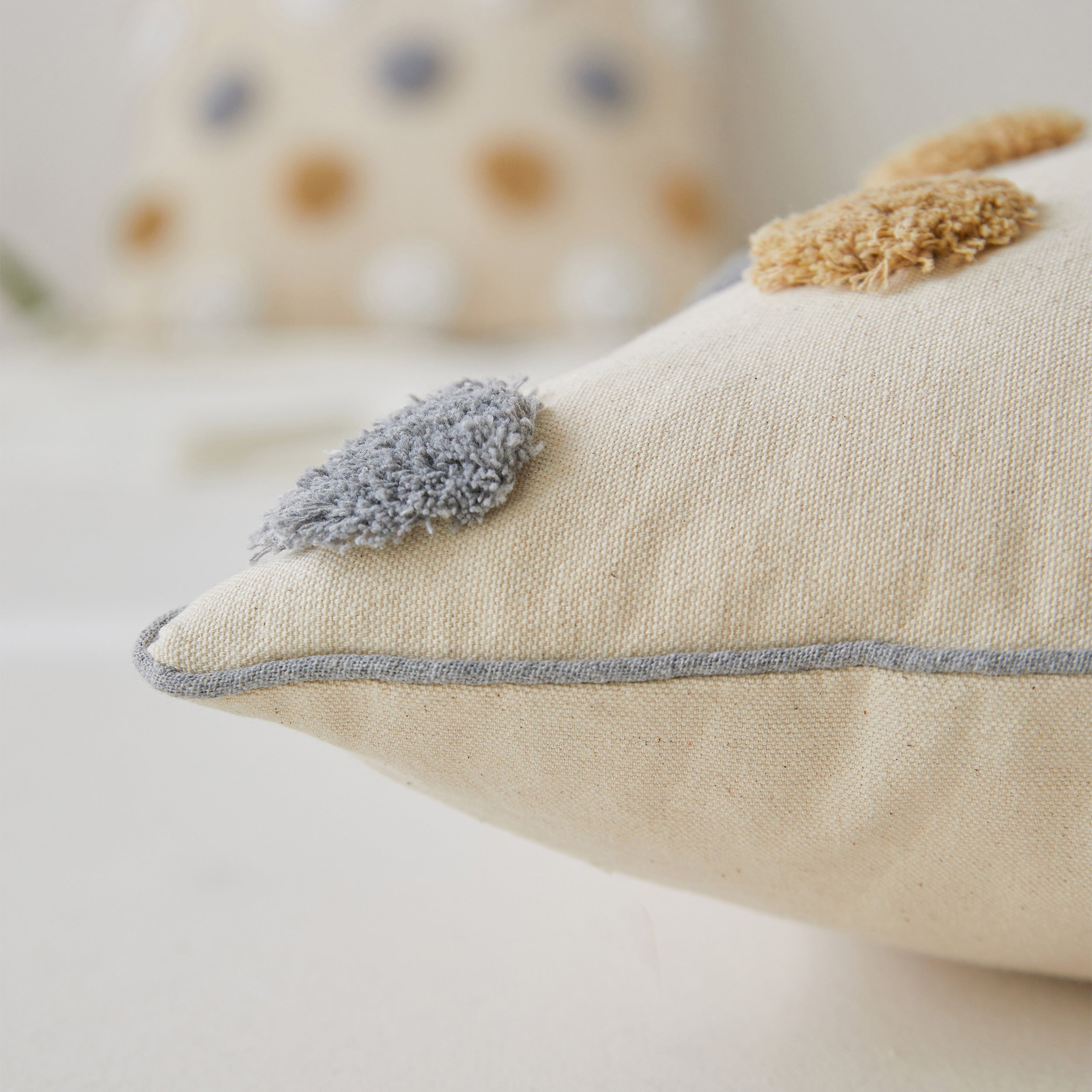 #color_Tufted Colorful Dots