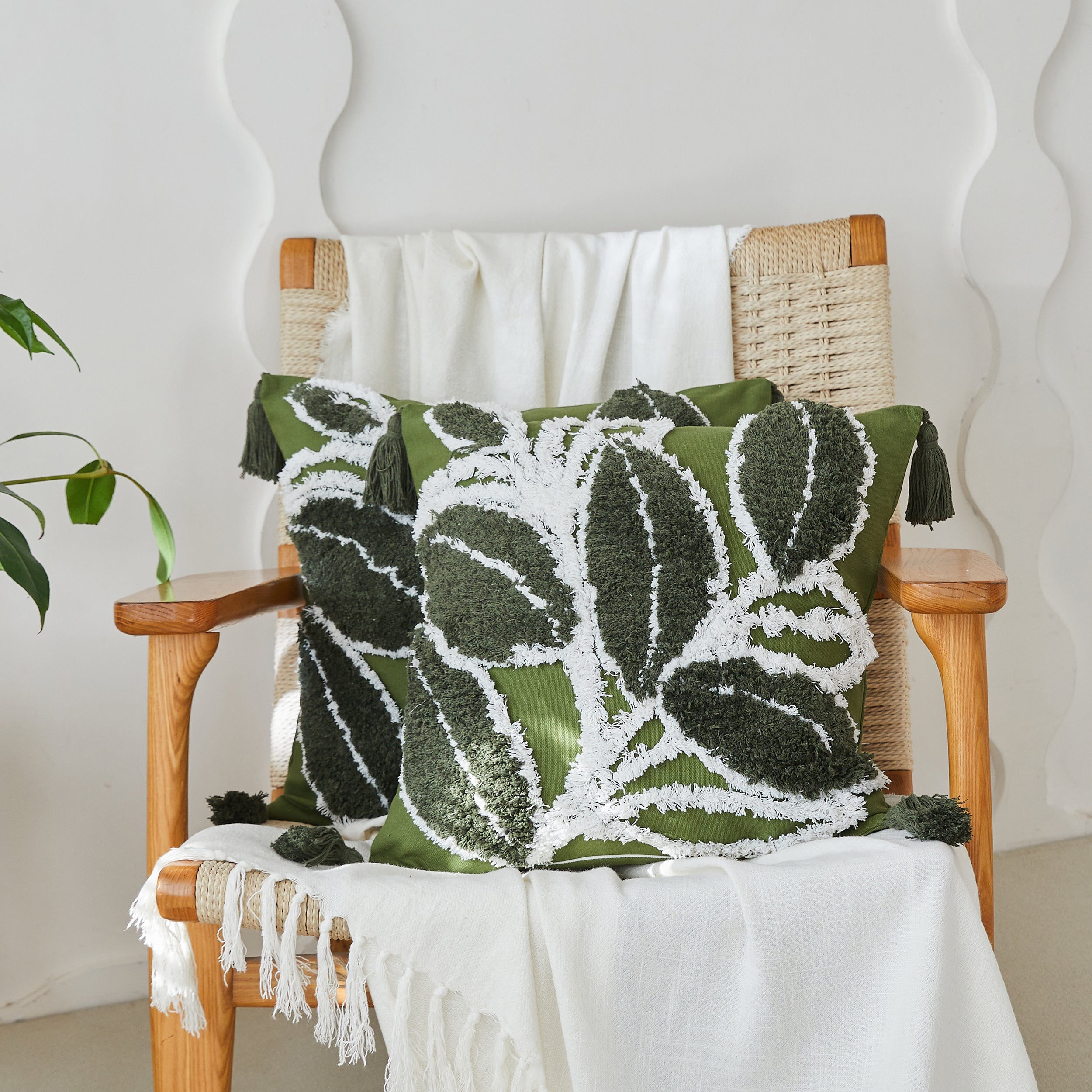 #color_tufted green leaf