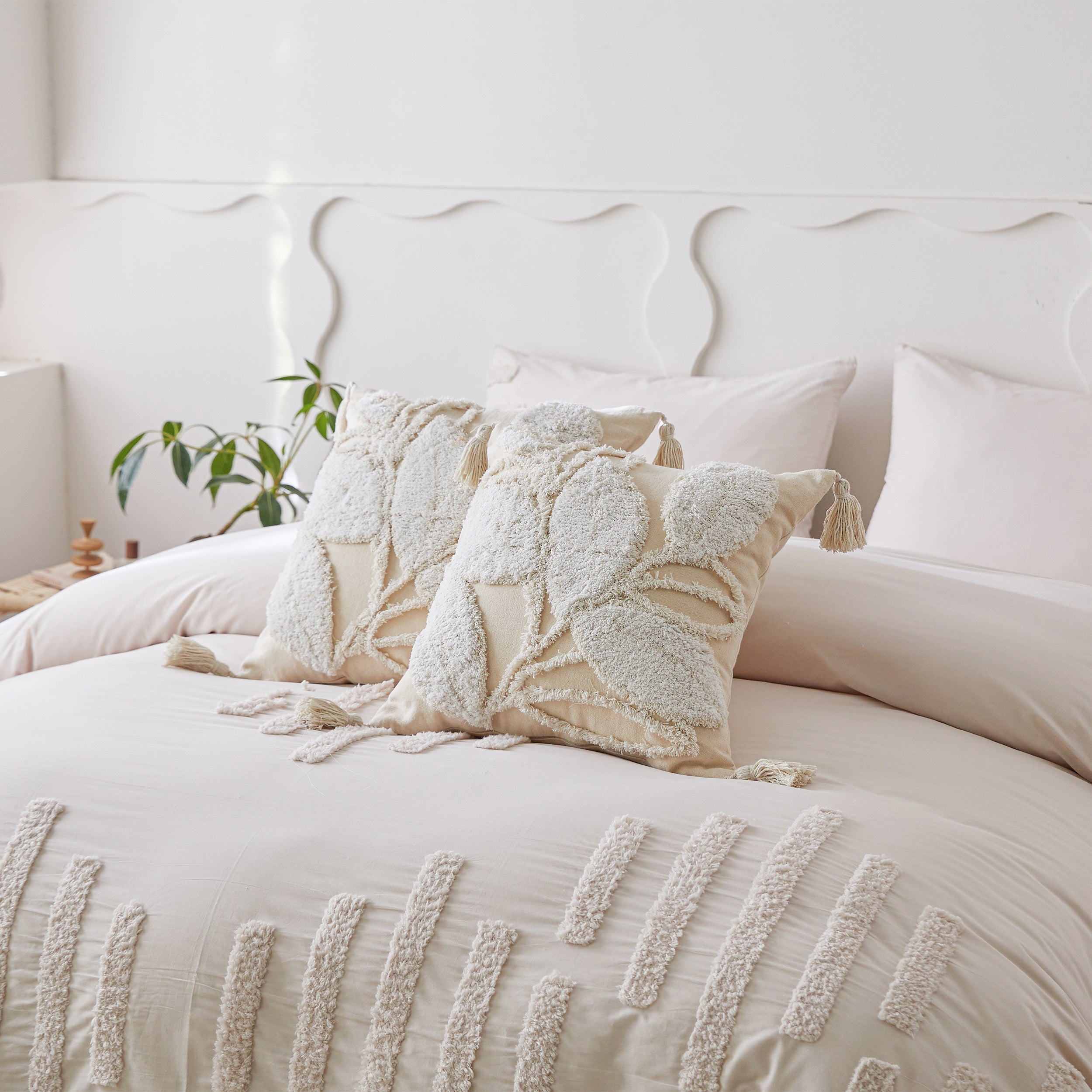 #color_tufted white leaf