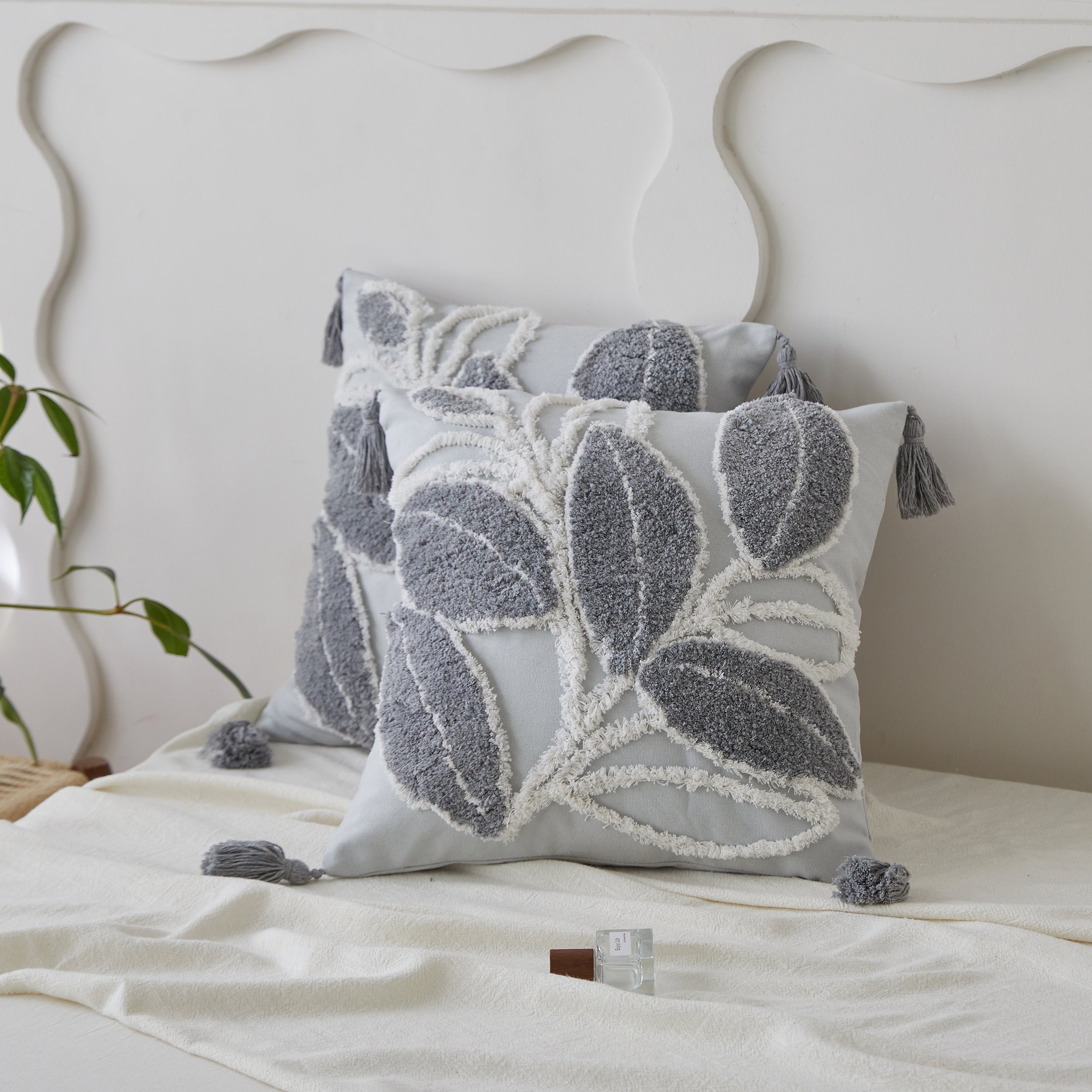 #color_tufted grey leaf