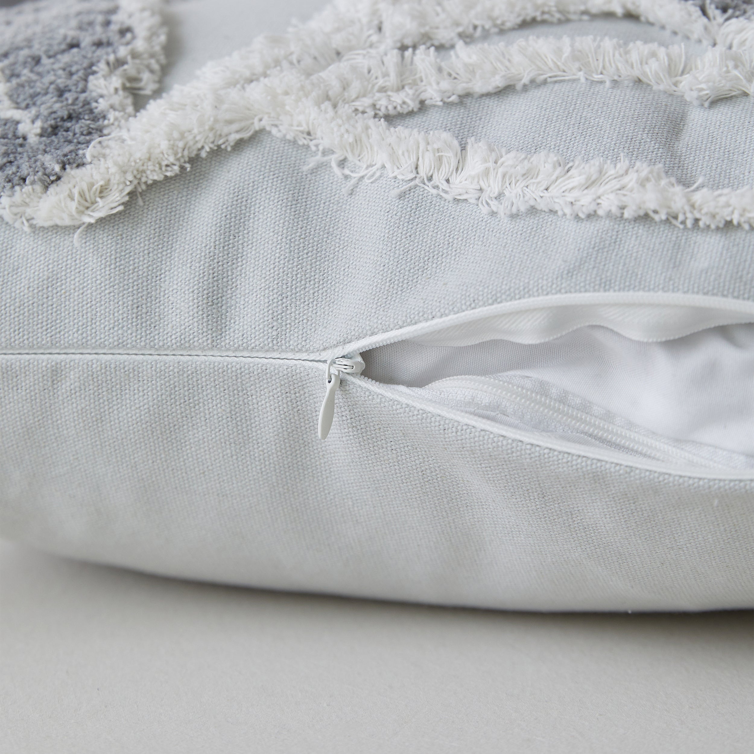 #color_tufted grey leaf