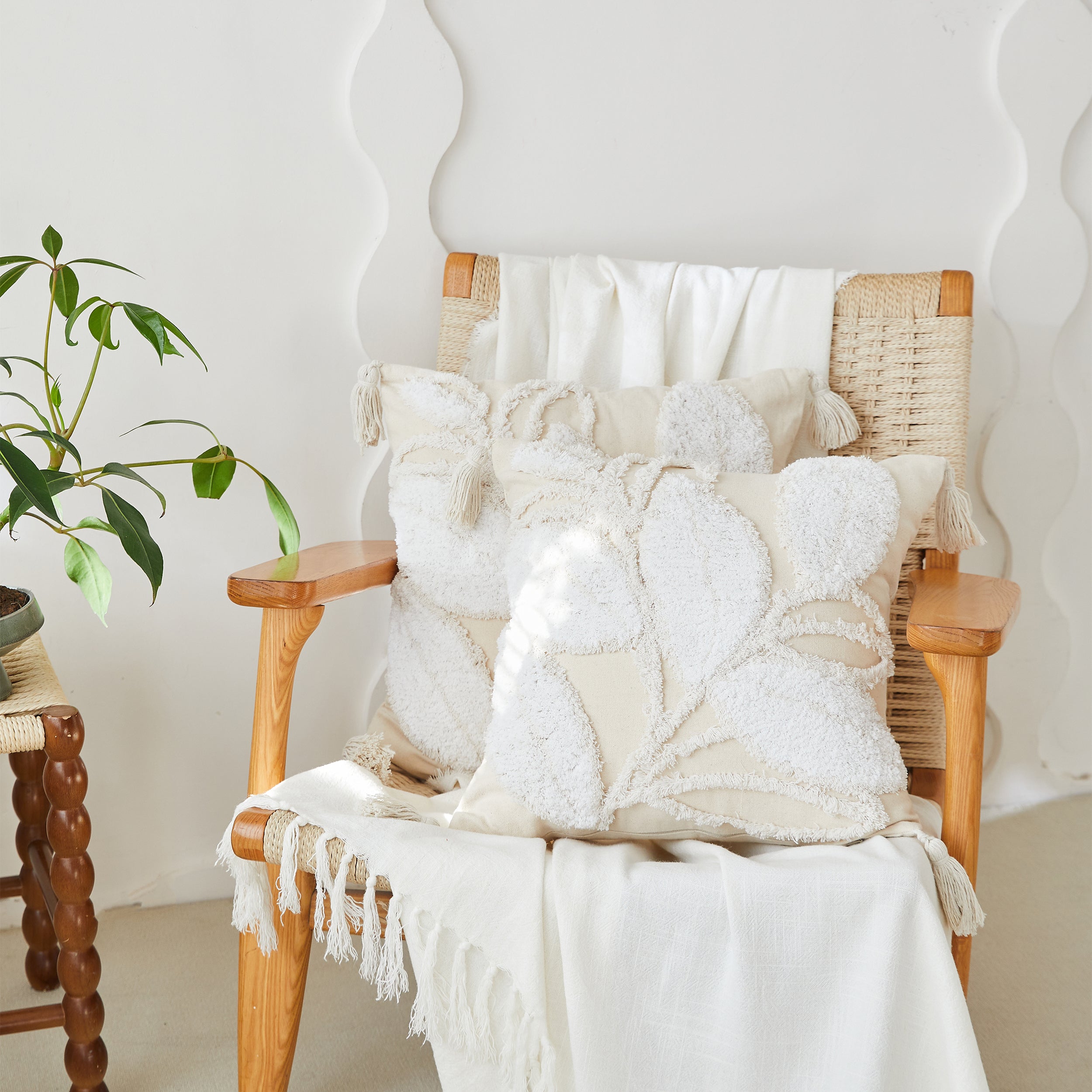 #color_tufted white leaf