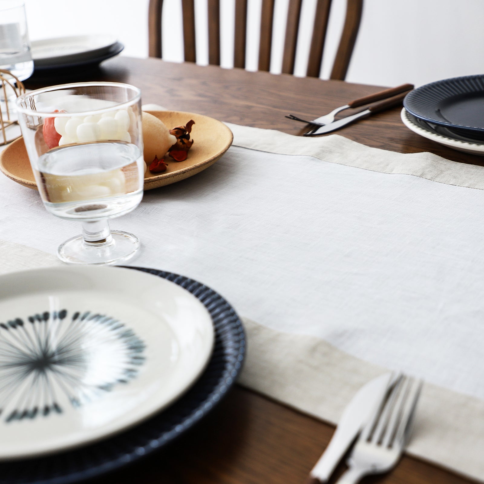 Camino de mesa de lino con borde de color